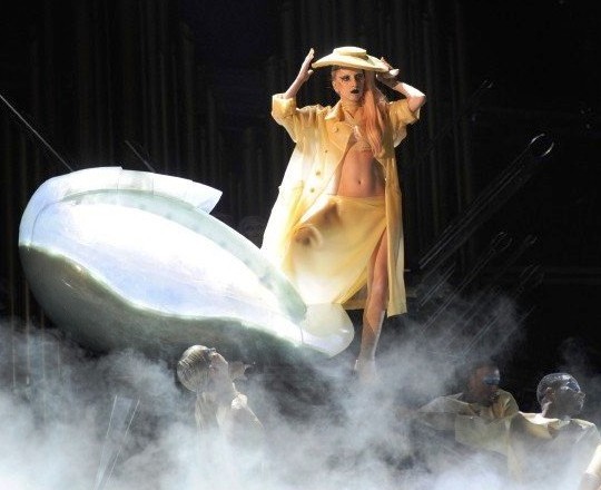 Леди Гага вылупилась на Грэмми из яйца