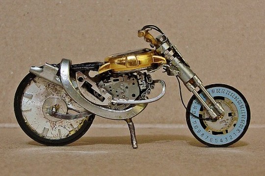 Миниатюрные сувенирные мотоциклы из часов от Хосе Пфау