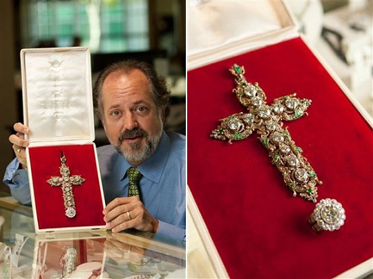 Крест и перстень Папы Римского Павла VI будет выставлен на аукционе 