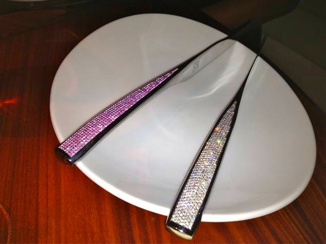 Стейк-хаус STK заманивает гостей сапфировым ножом для стейков