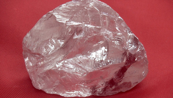 АЛРОСА добыла гигантский алмаз в России