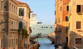 Венеция страдает от круизных лайнеров