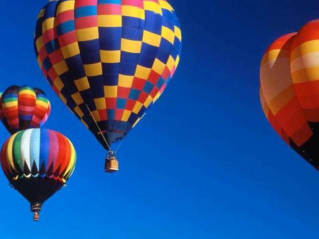 Более 20 воздушных шаров украсили небо Путраджайи
