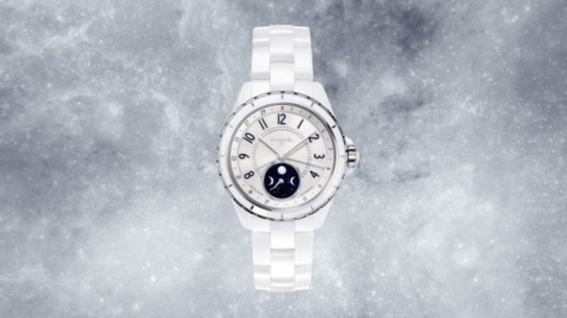 Chanel представил новую модель часов J12 Moonphase