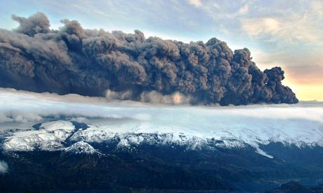 Тучи пепла исландского вулкана затмили всю Европу