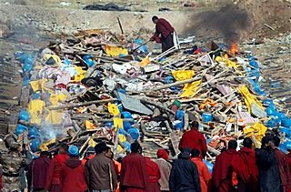 Китай провел церемонию кремации погибших при землетрясении