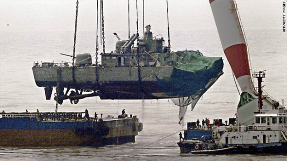 Южная Корея подняла со дна затонувшее в марте судно