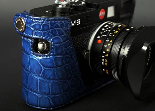 Фотоаппарат M9 Leica обули в кожу нильского крокодила