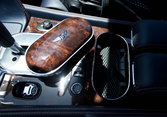 Bentley презентовал деревянный футляр для очков