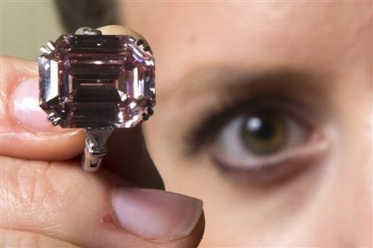 Кольцо с редким розовым бриллиантом продано за .6 млн