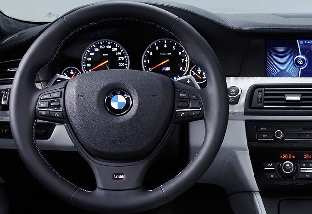 BMW M5 - спорткар премиум-класса 2011