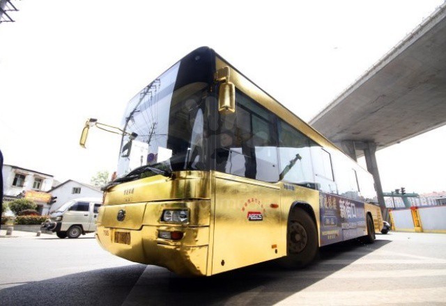Золотой автобус гламурит дороги Китая