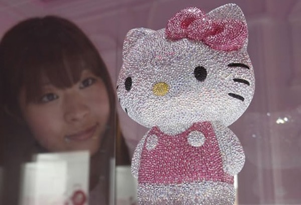 Hello Kitty украсили кристаллами Swarovski