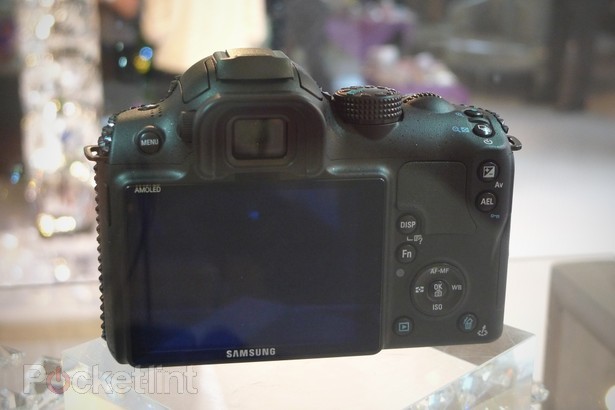 Samsung презентовал камеры NX11 и ST30 в кристаллах Swarovski