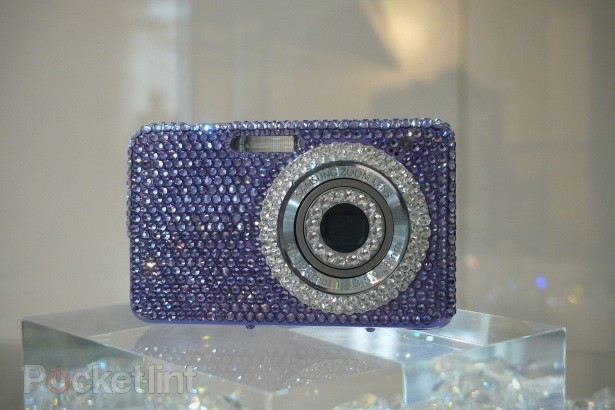 Samsung презентовал камеры NX11 и ST30 в кристаллах Swarovski