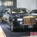 Лимузин Rolls-Royce улыбнулся золотой решеткой