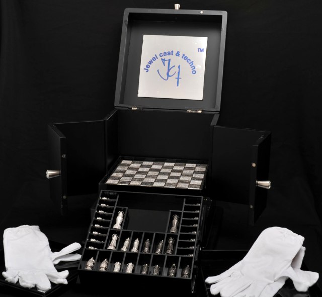 Chess Jewel Cast & Techno in silver and Swarovski 2 Люксовые шахматы из серебра в кристаллах Swarovski
