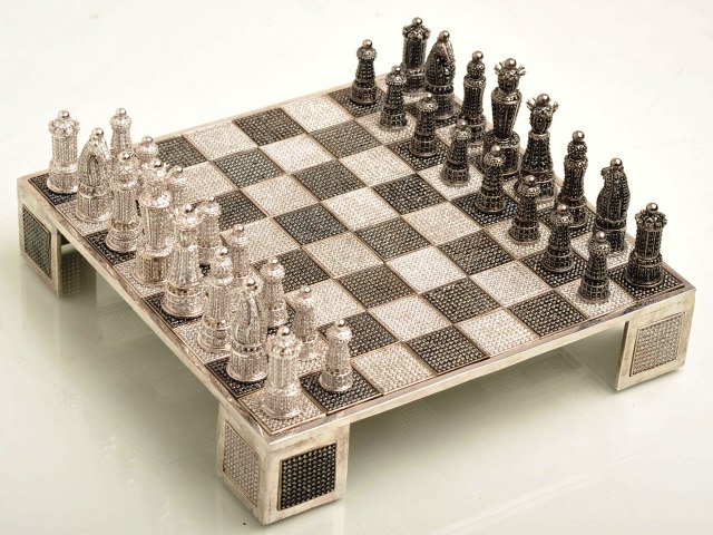 Люксовые шахматы из серебра в кристаллах Swarovski