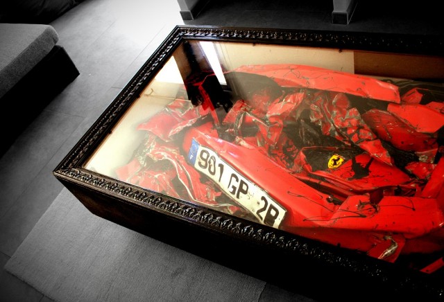 Разбитый Ferrari в креативном столе