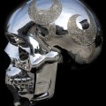 2,5-метровый стальной череп облачили в кристаллы Swarovski