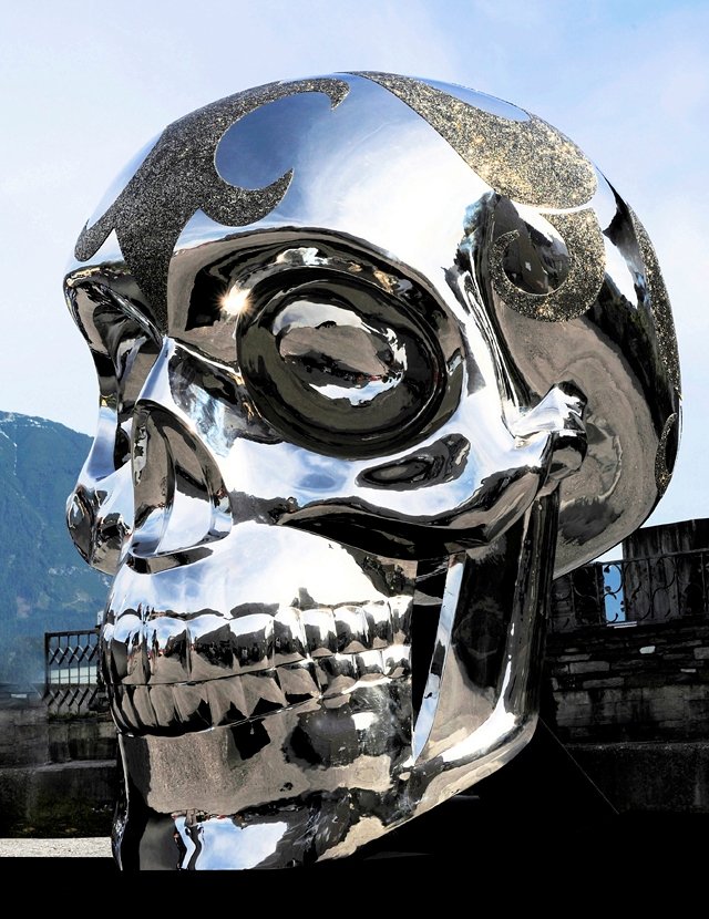 2,5-метровый стальной череп облачили в кристаллы Swarovski