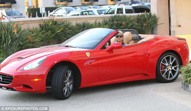 Пэрис Хилтон приобрела роскошный кабрио Ferrari 2012 California Spyder