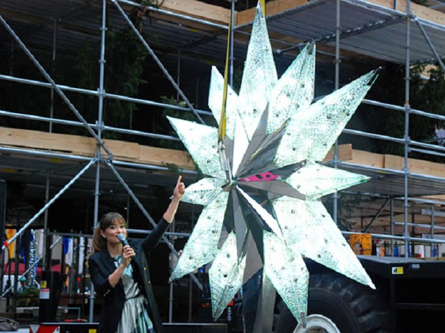 Оливия Уайлд презентовала звезду Swarovski для елки в Рокфеллер-центре 