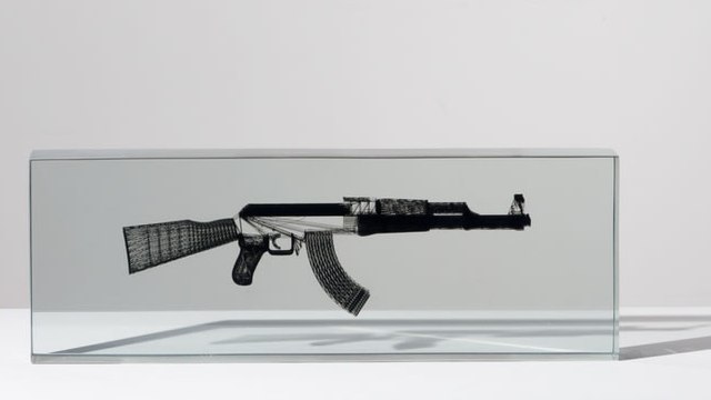 АК-47 увековечен в стекле