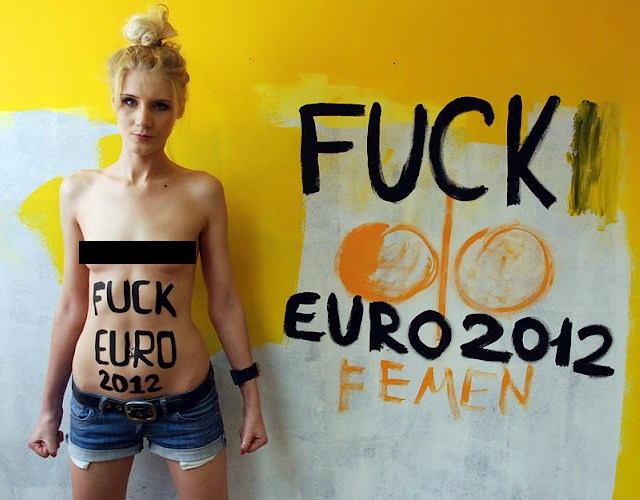 FEMEN свергли кубок УЕФА к Евро-2012