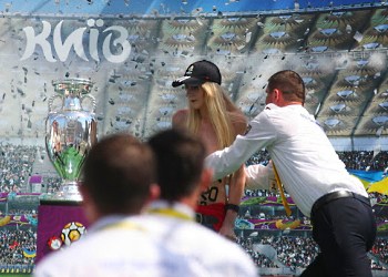FEMEN свергли кубок УЕФА к Евро-2012