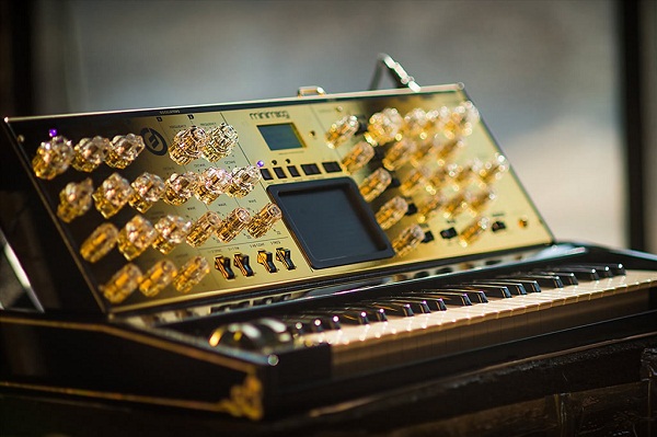 Аналоговый синтезатор Minimoog Voyager в 24К золоте от Moog Music 