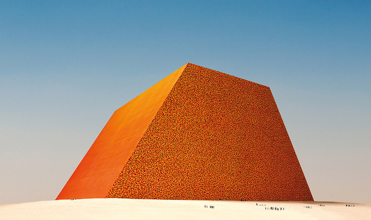 Скульптура Мастаба в Абу-Даби - самая большая в мире 
