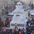 PSY увековечили в скульптуре из снега