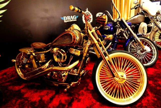 Покрытый золотом Harley Davidson за $45000