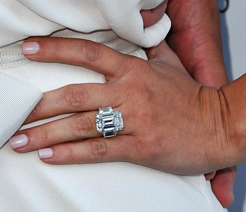 Обручальное кольцо Ким Кардашян продано на аукционе за 9 тыс
