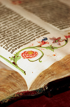 Библия Гутенберга - первая печатная Библия, которую напечатали в 1455 году в Майнце, Германи.