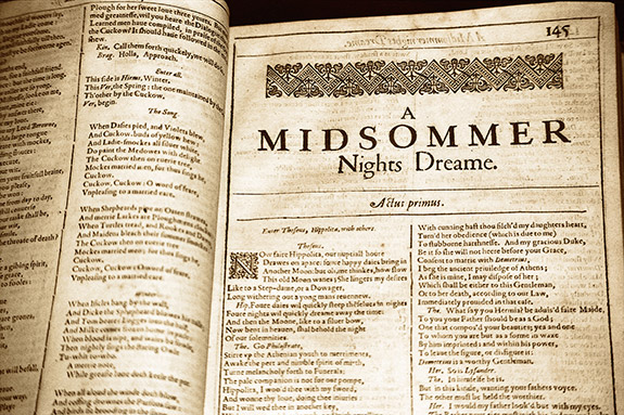 Первое фолио Шекспира: "Комедии, Истории и Трагедии" (1623). Рукопись, вобравшая в себя 18 из 36 пьес, включая «Сон в летнюю ночь» ( A Midsommer Nights Dreame), впервые опубликованная спустя семь лет после смерти Уильяма Шекспира,  никогда ранее не печаталась. Считается, что если бы не «Первое фолио», то половина всех пьес Шекспира была бы потеряна для общества. (Фото Наташа Дшоммер)