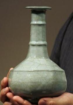 Chinese Guan Vase 2