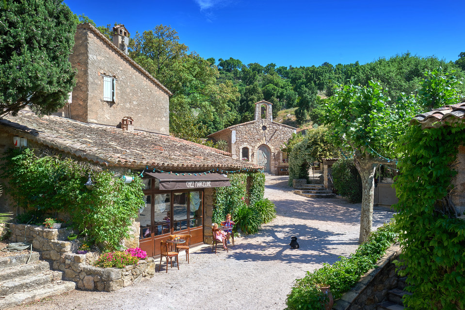 Джонни Депп продает деревушку во Франции